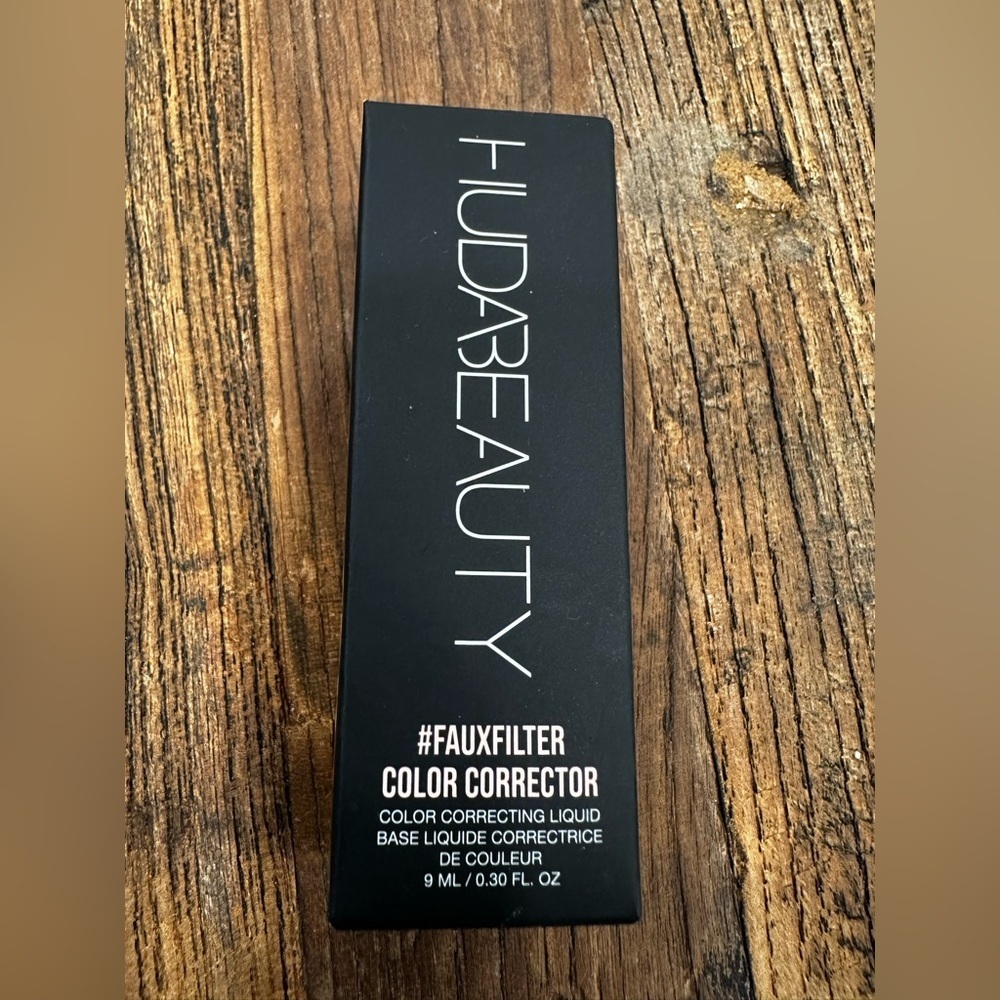 HUDA BEAUTY Niacinamide Infused Makeup Corrector